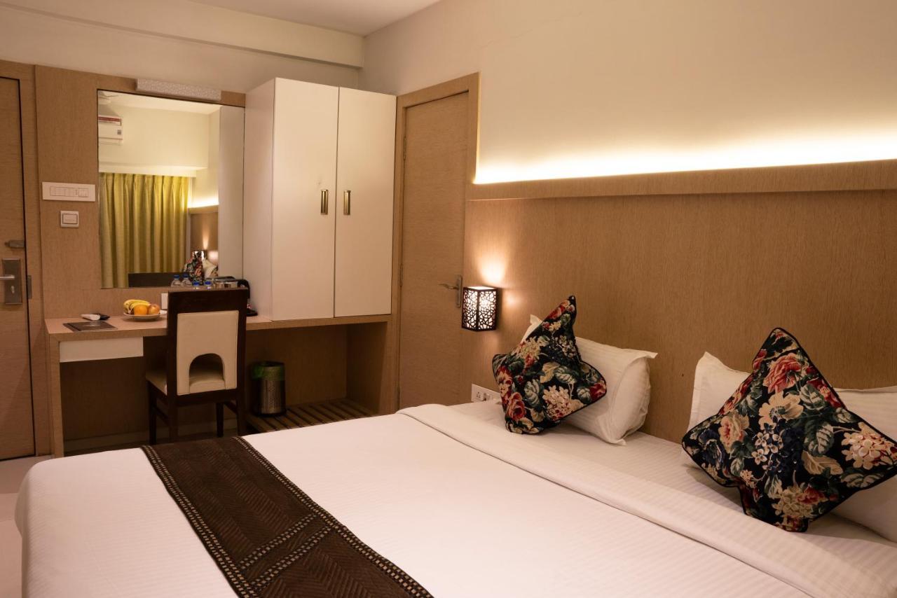 Gold Crest Business Hotel Navi Mumbai Exteriör bild