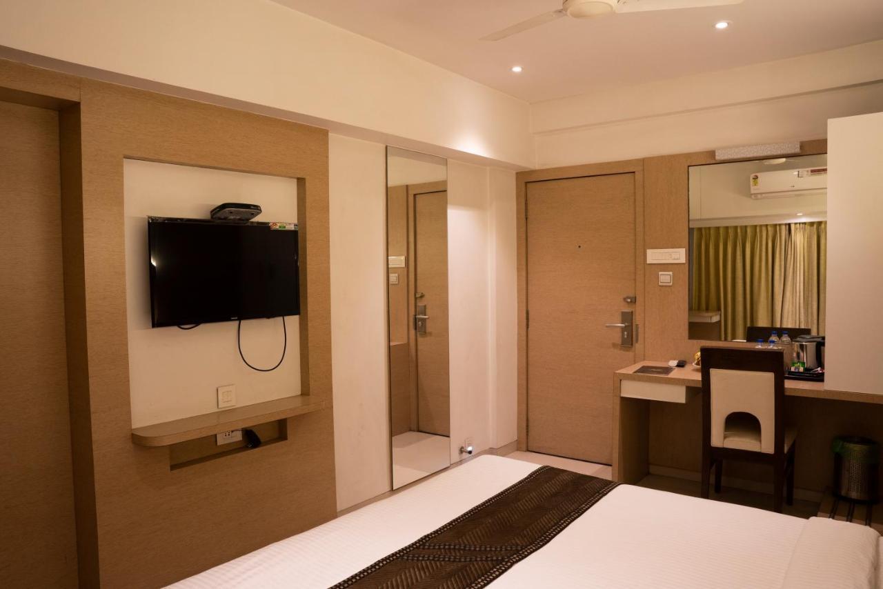 Gold Crest Business Hotel Navi Mumbai Exteriör bild