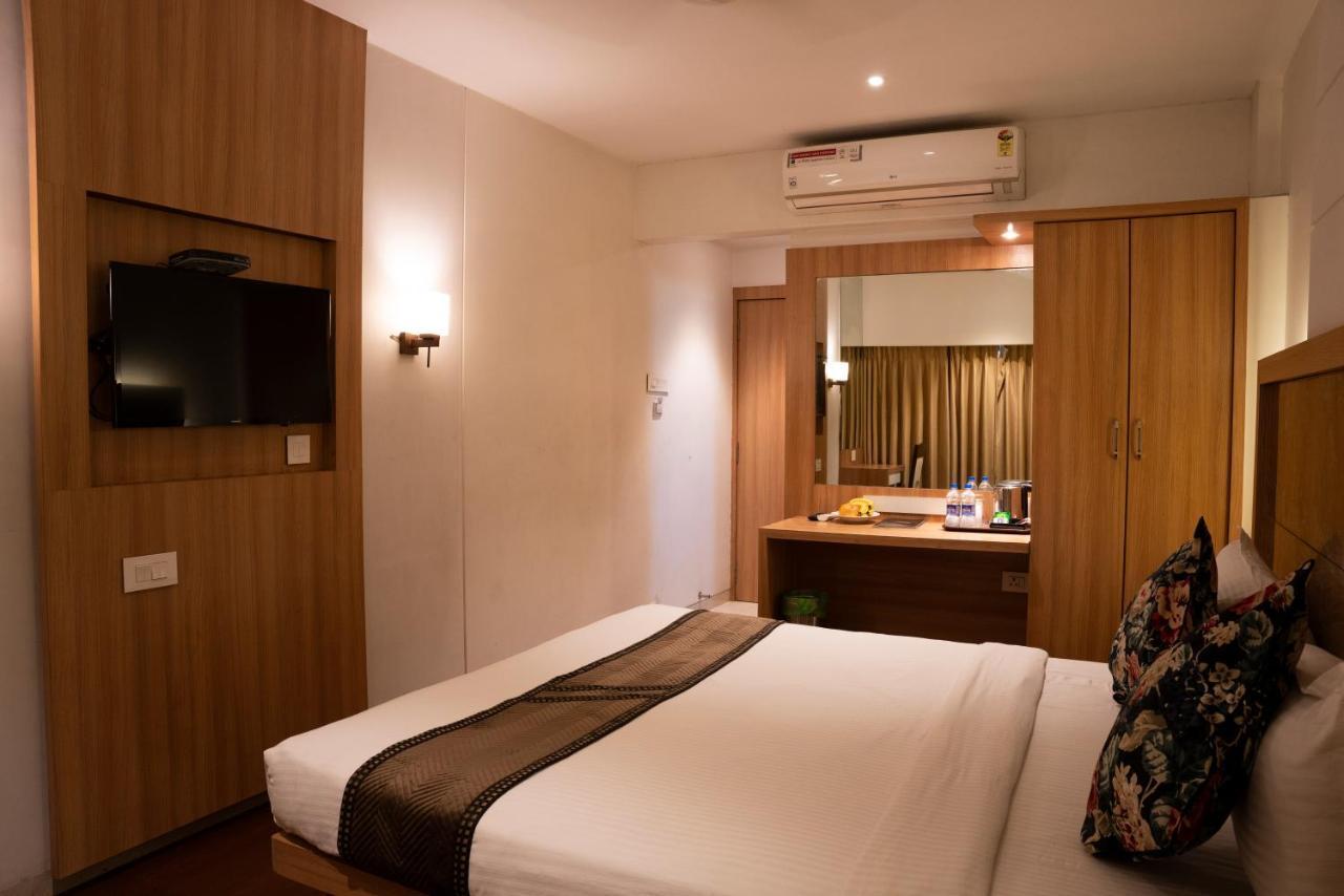 Gold Crest Business Hotel Navi Mumbai Exteriör bild